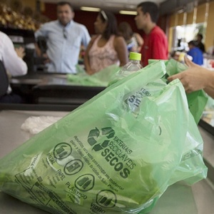 Novo modelo de sacolas plásticas usados em São Paulo - Davi Ribeiro/Folhapress