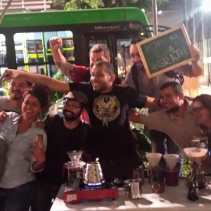 Grupo de baristas pretende se reunir uma vez ao mês para fazer café de graça na rua - Divulgação/facebook.com/cafenaruasp