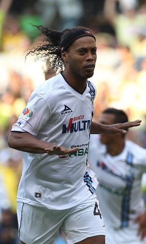 18.abr.2015 - Ronaldinho Gaúcho comemora um dos seus dois gols na vitória do Querétaro sobre o América por 4 a 0 pelo Campeonato Mexicano. O craque brasileiro entrou aos 39 da segunda etapa