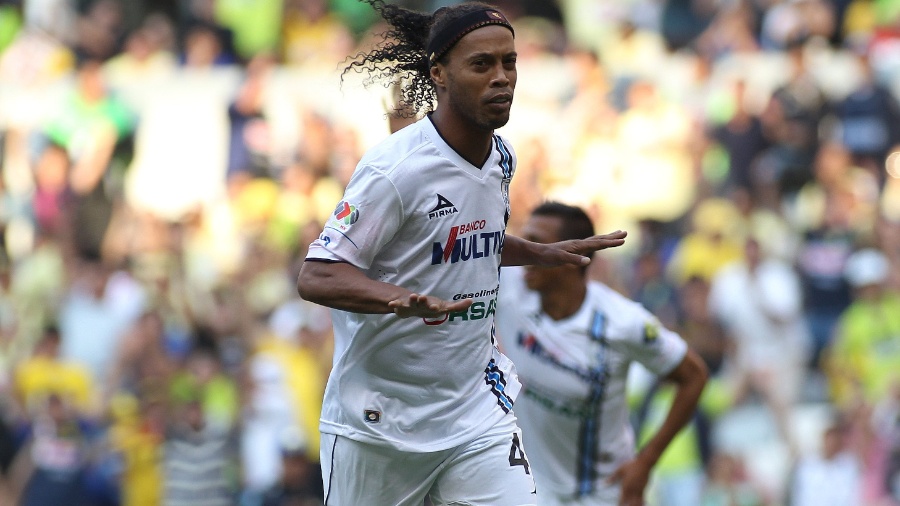 18.abr.2015 - Ronaldinho Gaúcho comemora um gol pelo Querétaro - Alex Cruz/Efe
