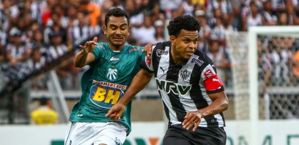 Edcarlos, zagueiro e capitão do Atlético-MG, tenta fazer passe pressionado por rival da Caldense, na final do Campeonato Mineiro - Bruno Cantini/Divulgação