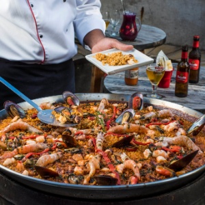 Paella preparada durante festa no restaurante Venga!, em São Paulo - Lucas Terribli/Divulgação