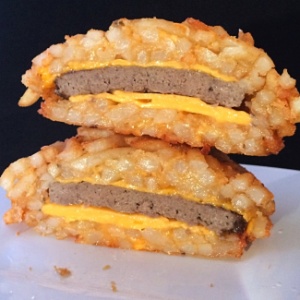 French Fry Burger Bomb substitui pão de hambúrguer por massa feita com batatas fritas e queijo - Divulgação/thevulgarchef.com