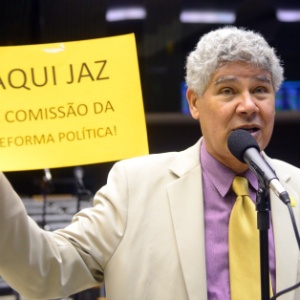 Deputado Chico Alencar (PSOL-RJ) segura cartaz durante sessão da Câmara - Laycer Tomaz / Câmara dos Deputados