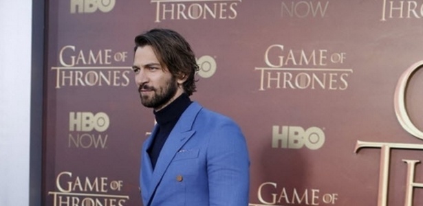 O ator Michiel Huisman caminha pelo red carpet da première da quinta temporada de "Game of Thrones" na War Memorial Opera House, em San Francisco, nos Estados Unidos, nesta segunda-feira - Robert Galbraith/Reuters - Robert Galbraith/Reuters