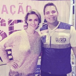 8.jun.2015 - Fernanda Lima é parada em blitz da Lei Seca e posta foto com agente da operação