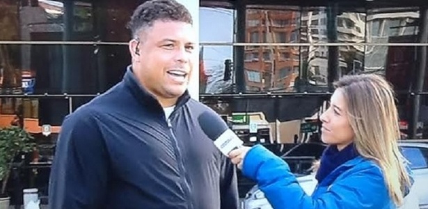Ronaldo (e) concede entrevista na porta do hotel da seleção em Temuco (Chile) - Reprodução/TV