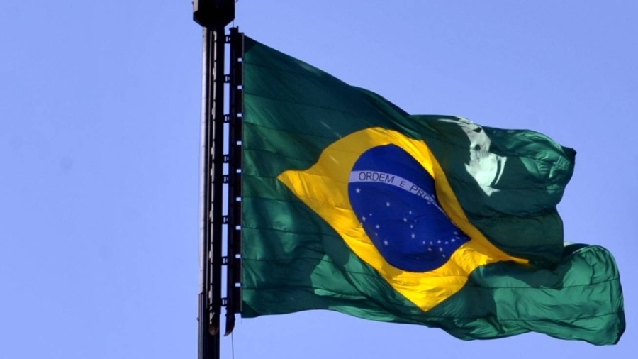 Bandeira do Brasil tremula na Praça dos Três Poderes, em Brasília - Renato Araújo/ABr