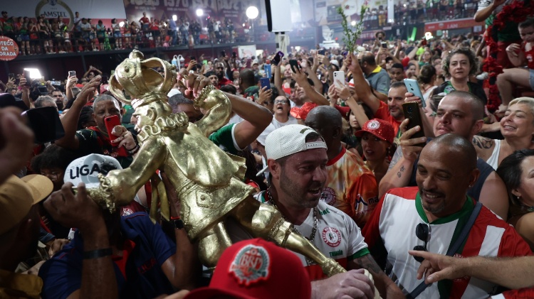 Troféu de campeã da Mocidade Alegre sendo carregado na quadra da escola de samba, em SP