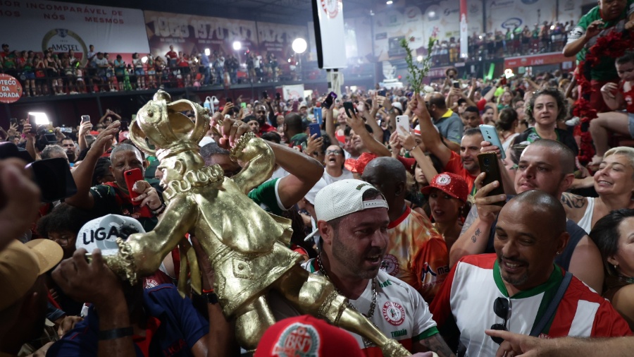 Troféu de campeã da Mocidade Alegre sendo carregado na quadra da escola de samba, em SP