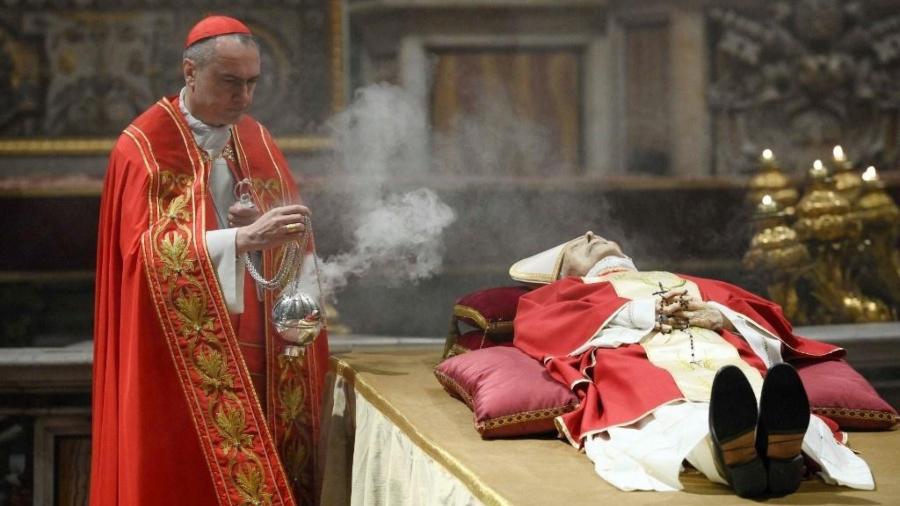 Cardeal Mauro Gambetti passa com incenso por corpo do papa emérito Bento 16, velado na Basílica de São Pedro - Vaticano via AFP
