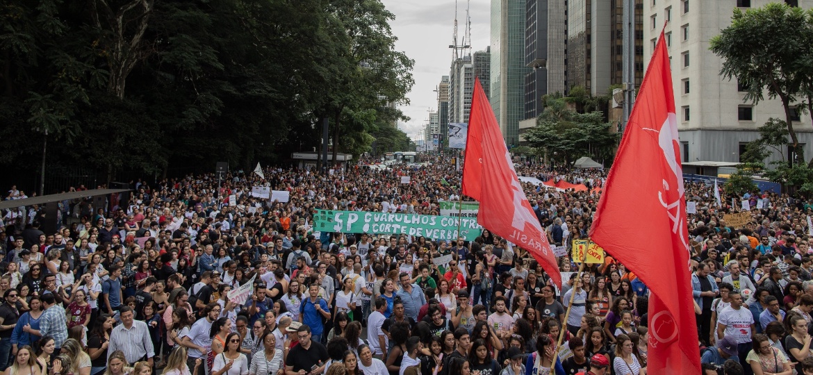 Manifestantes contra os cortes na Educação tomaram a avenida Paulista, em São Paulo, no dia 15 - Eduardo Anizelli/Folhapress