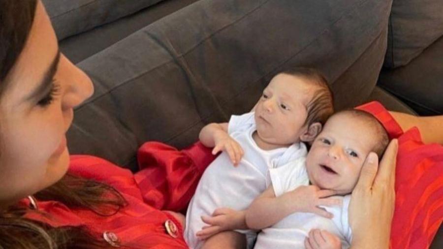 Andréia Sadi com os filhos gêmeos Pedro e João - Reprodução / Instagram