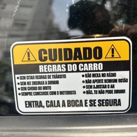 Adesivo malcriado de 'regras do carro' divide opiniões