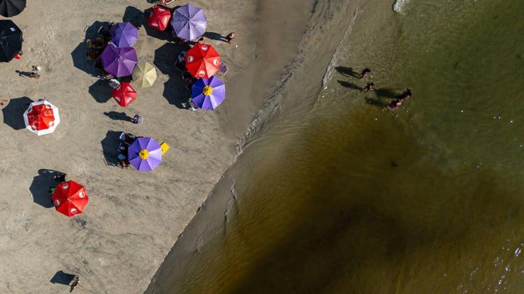 Ligação de esgoto na praia da Enseada, no Guarujá