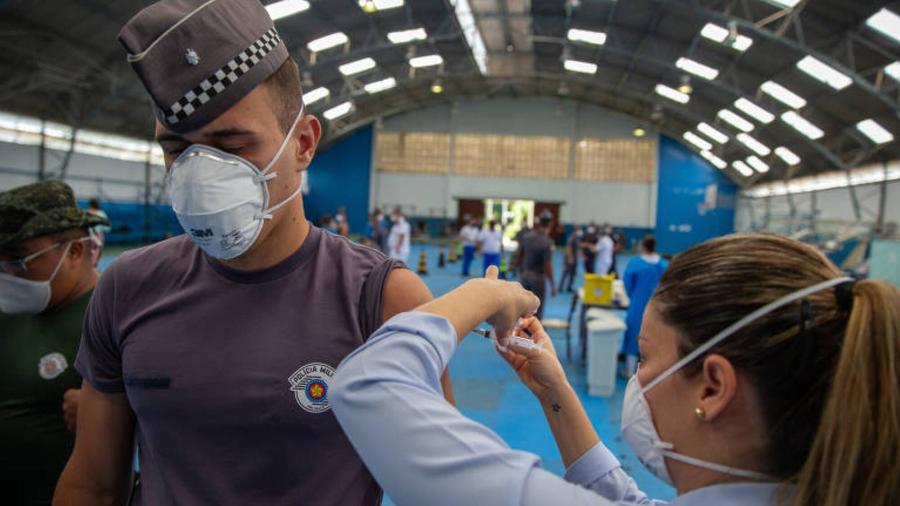 Policial Militar recebe vacina contra a Covid-19, em São Paulo - Danilo Verpa - 5.abr.2021/Folhapress