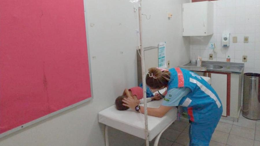 Médica pediatra Bruna Farias, da Força Nacional do SUS, atende criança yanomami da região do Surucucu com suspeita de malária, na Casai (Casa de Saúde Indígena) em Boa Vista (RR) - Vinicius Sassine/Folhapress