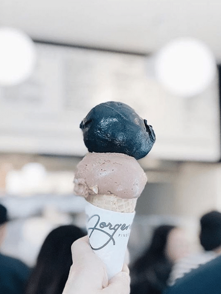 O sorvete preto da sorveteria Morgenstern, em Nova York - Reprodução/Instagram