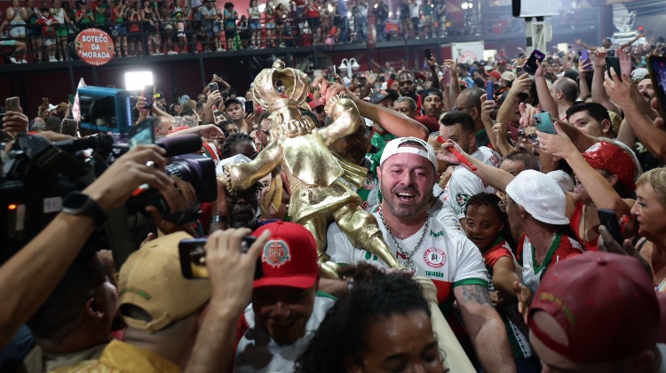 Troféu de campeã do Carnaval de São Paulo chega à quadra da Mocidade Alegre