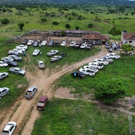 Grupo autointitulado "Invasão Zero" reuniu fazendeiros da região para expulsar indígenas de fazenda no domingo (21))
