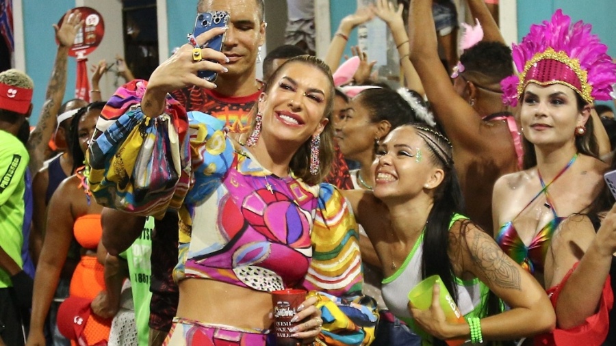 Antes de desfile no Rio de Janeiro, Lore Improta curtiu trio de Léo Santana em Salvador