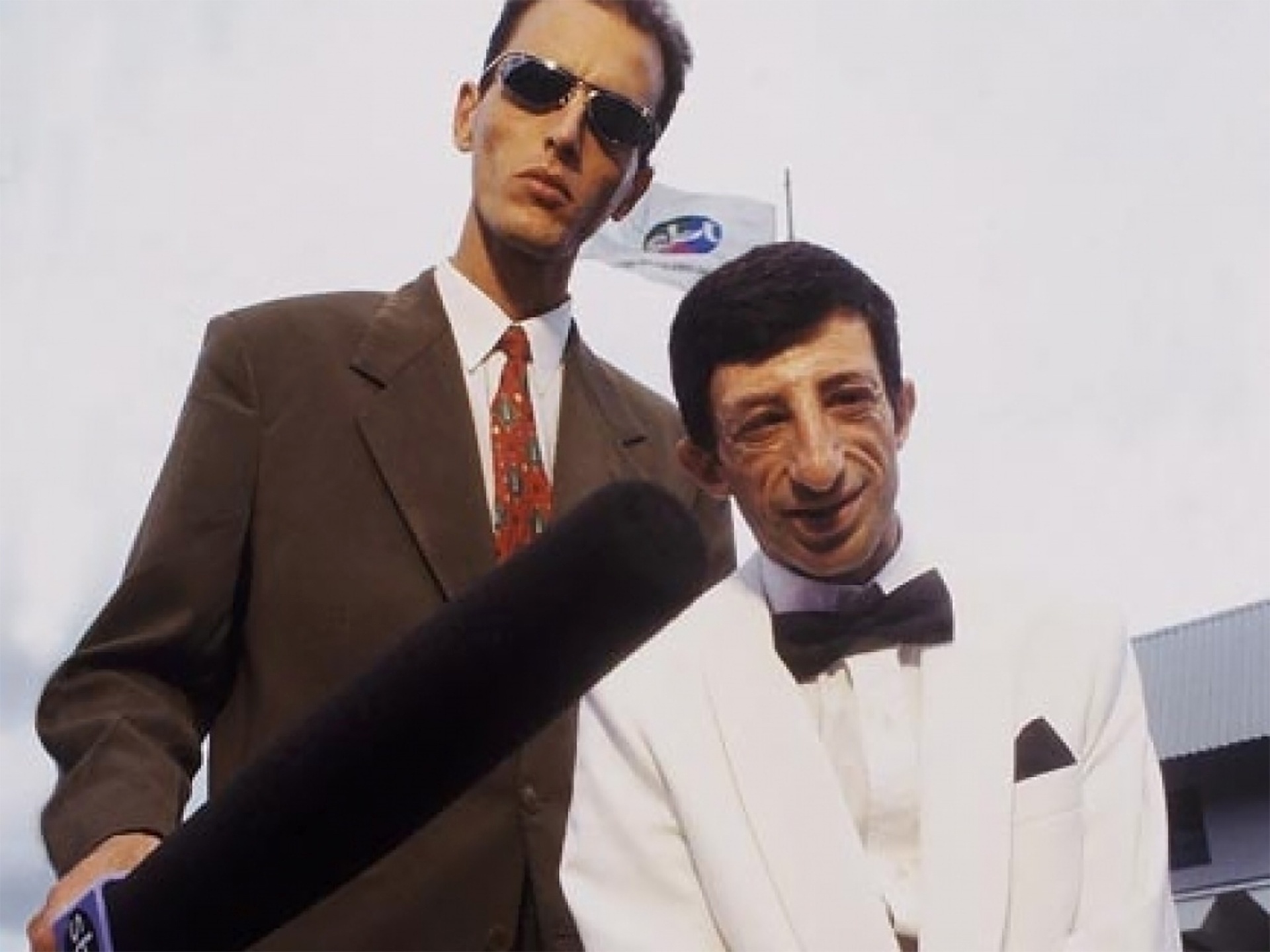 Rodolfo Carlos e Cláudio Chirinian, o ET, no SBT, em 1998 - Reprodução