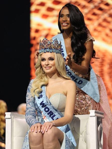 Karolina Bielawska, Miss Polônia, sendo coroada Miss Mundo 2022 por Toni-Ann Singh, Miss Jamaica e Miss Mundo 2019