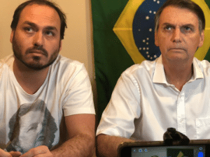 Carlos Bolsonaro diz ter devolvido doação irregular feita pelo pai
