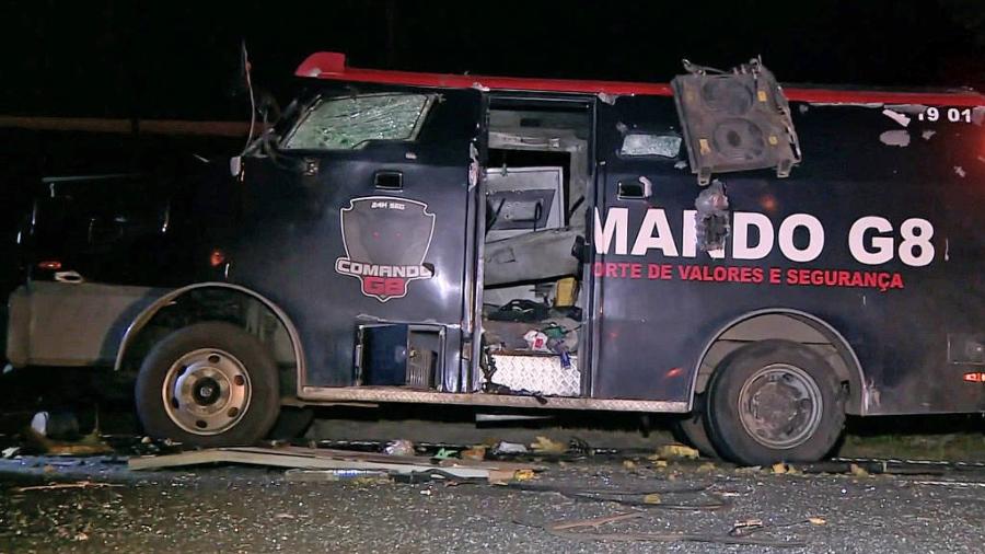 Carro-forte foi atacado por quadrilha em Santa Bárbara d"Oeste (SP), na noite desta terça (16)  - Reprodução/EPTV