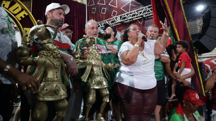 A presidente da Mocidade Alegre Solange Cruz discursa na quadra da escola de samba, em SP