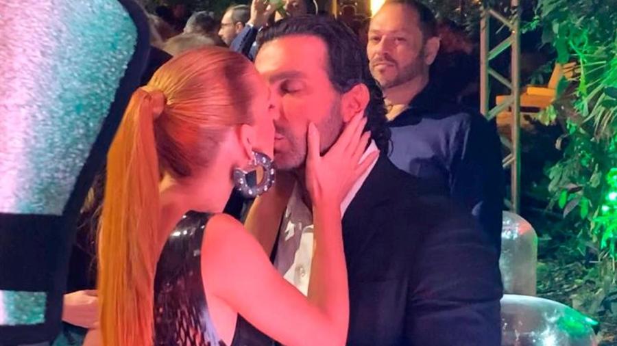 Marina Ruy Barbosa assumiu namoro com Abdul com beijão em desfile de sua marca