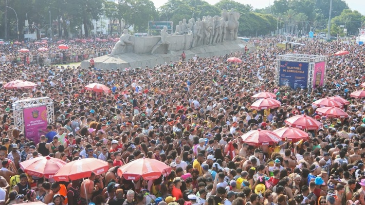 Um mar de gente no Agrada Gregos, em São Paulo, próximo ao Parque do Ibirapuera