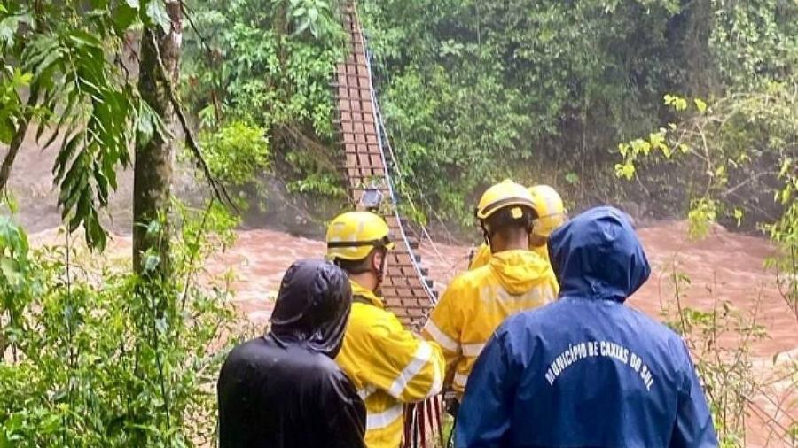 Um grupo de 12 pessoas é resgatado nesta quarta-feira (18) pelos bombeiros em Caxias do Sul (RS), em uma área considerada de risco por causas das chuvas - Prefeitura de Caxias do Sul/RS