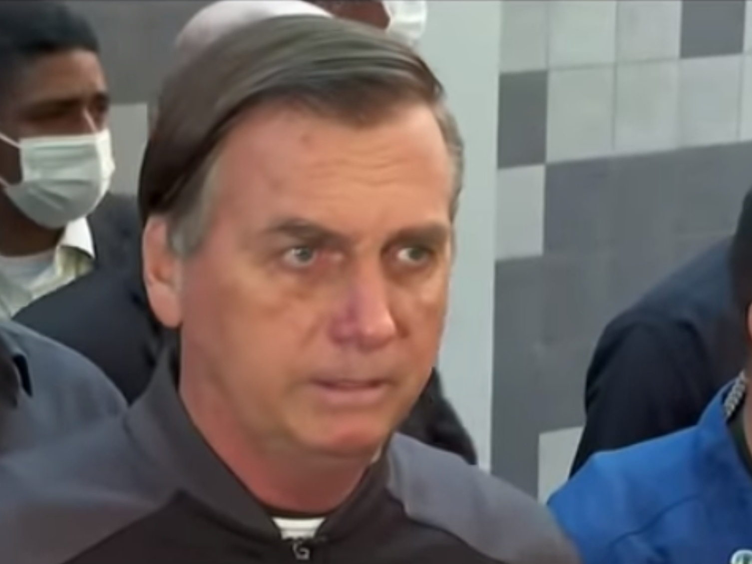 Bolsonaro 'acha' nova droga milagreira para combater a covid-19