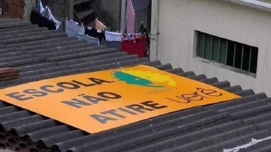 Escola. Não atire, placa colocada no telhado de escolas nas comunidades do Rio