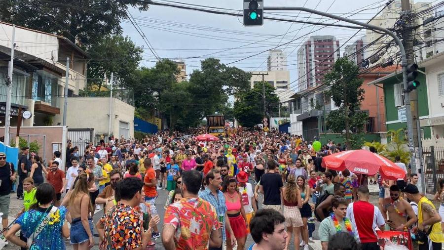 Bloco leva foliões às ruas de Pinheiros, na zona oeste de SP, no sábado (3) de pré-Carnaval 