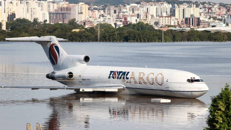 6 de maio de 2024: Avião em área alagada no aeroporto Salgado Filho, em Porto Alegre