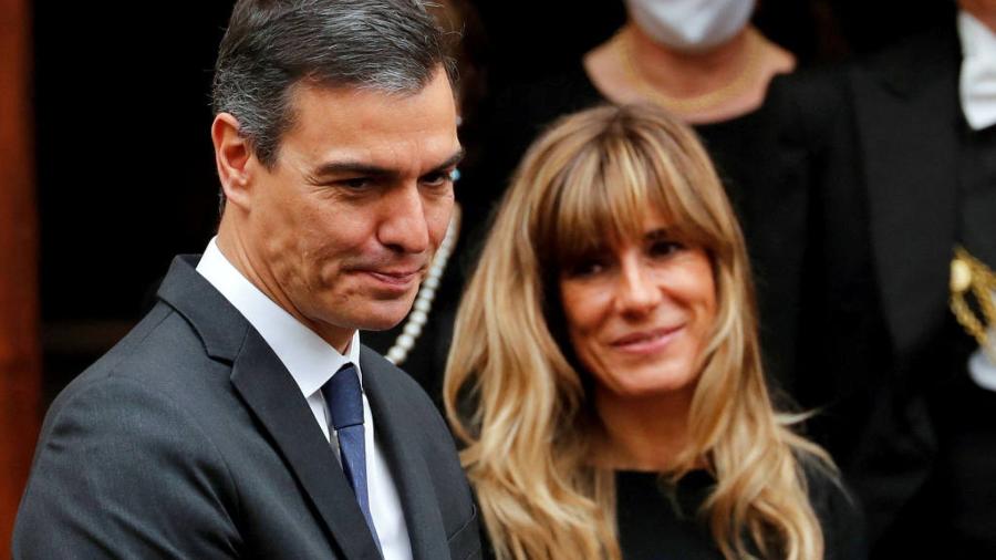 O premiê da Espanha, Pedro Sánchez, ao lado de sua esposa, Begoña Gómez