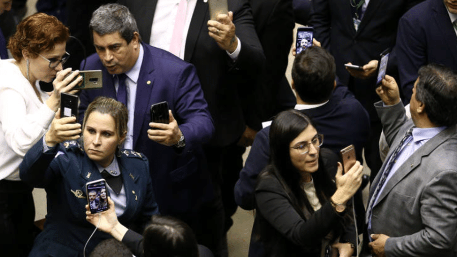 Deputados do PSL fazem lives em redes sociais durante a votação do destaque que retirou o Coaf do Ministério da Justiça - Pedro Ladeira - 22.mai.2019/Folhapress