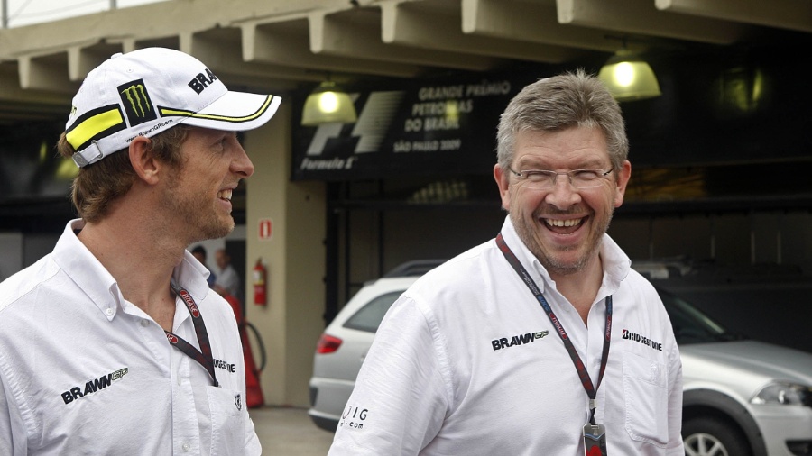 Ross Brawn na época em que era chefe da equipe que levava seu nome, com Jenson Button - Eduardo Knapp/Folhapress