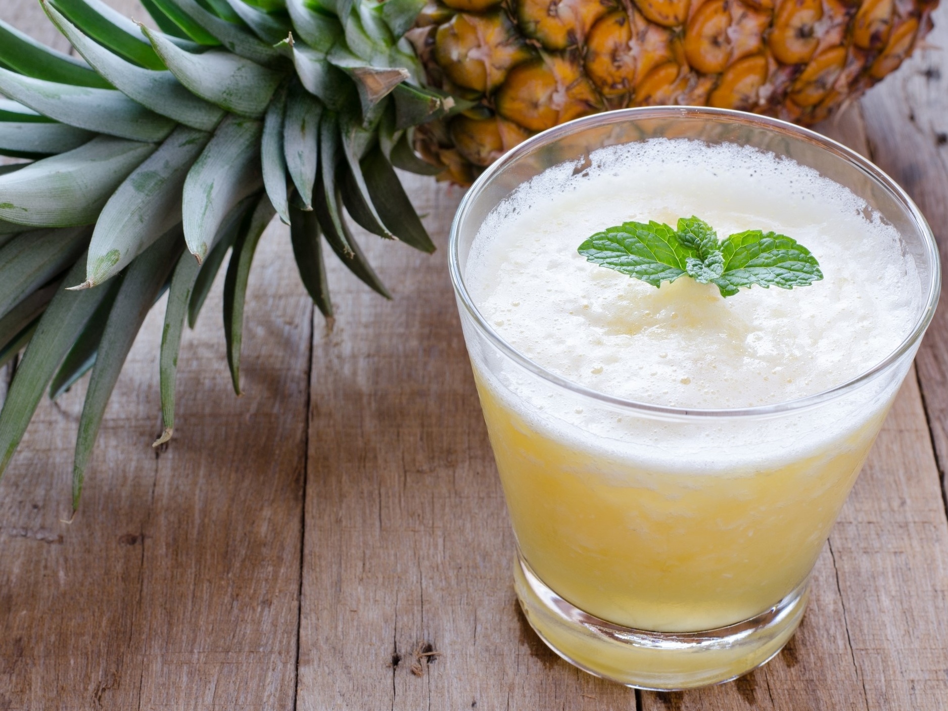 Suco detox de abacaxi e sals&atilde;o - 19/02/2020 - UOL Nossa