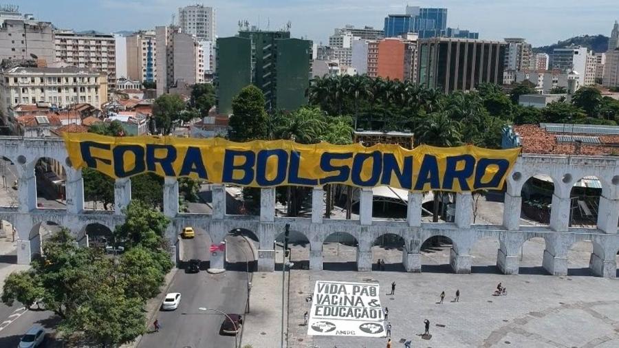 Faixa com os dizeres fora Bolsonaro foi colocada nos arcos da Lapa no Rio de Janeiro - Reprodução/Internet