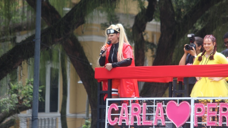 Carla Perez assume microfone no Pipoca Doce, trio para o público infantil, em Salvador