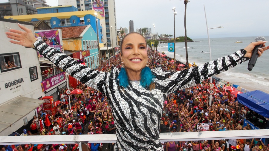 Ivete Sangalo de braços abertos para o público de seu trio elétrico, em Salvador