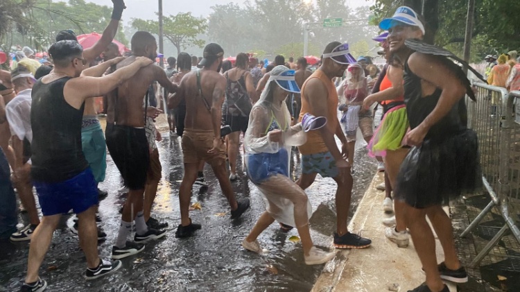 Os foliões correram para se abrigar durante a tempestade, no bloco do Pedro Sampaio