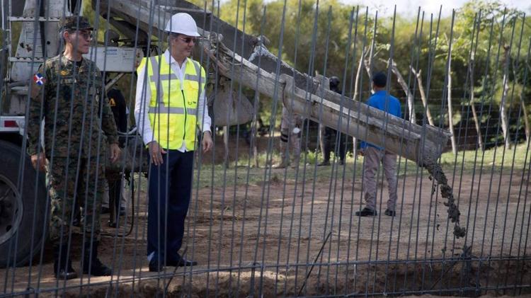 Dominican Republic President (right, wearing a yellow vest) and Defense Minister Carlos Diaz Morfa observe the start of work on the wall between the country and Haiti - Erika Santelices/AFP - Erika Santelices/AFP
