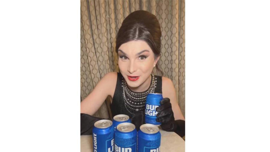 Em vídeo, influenciadora trans Dylan Mulvaney mostra no Instagram as latas de cerveja que recebeu com seu rosto estampado - Reprodução/@dylanmulvaney no Instagram