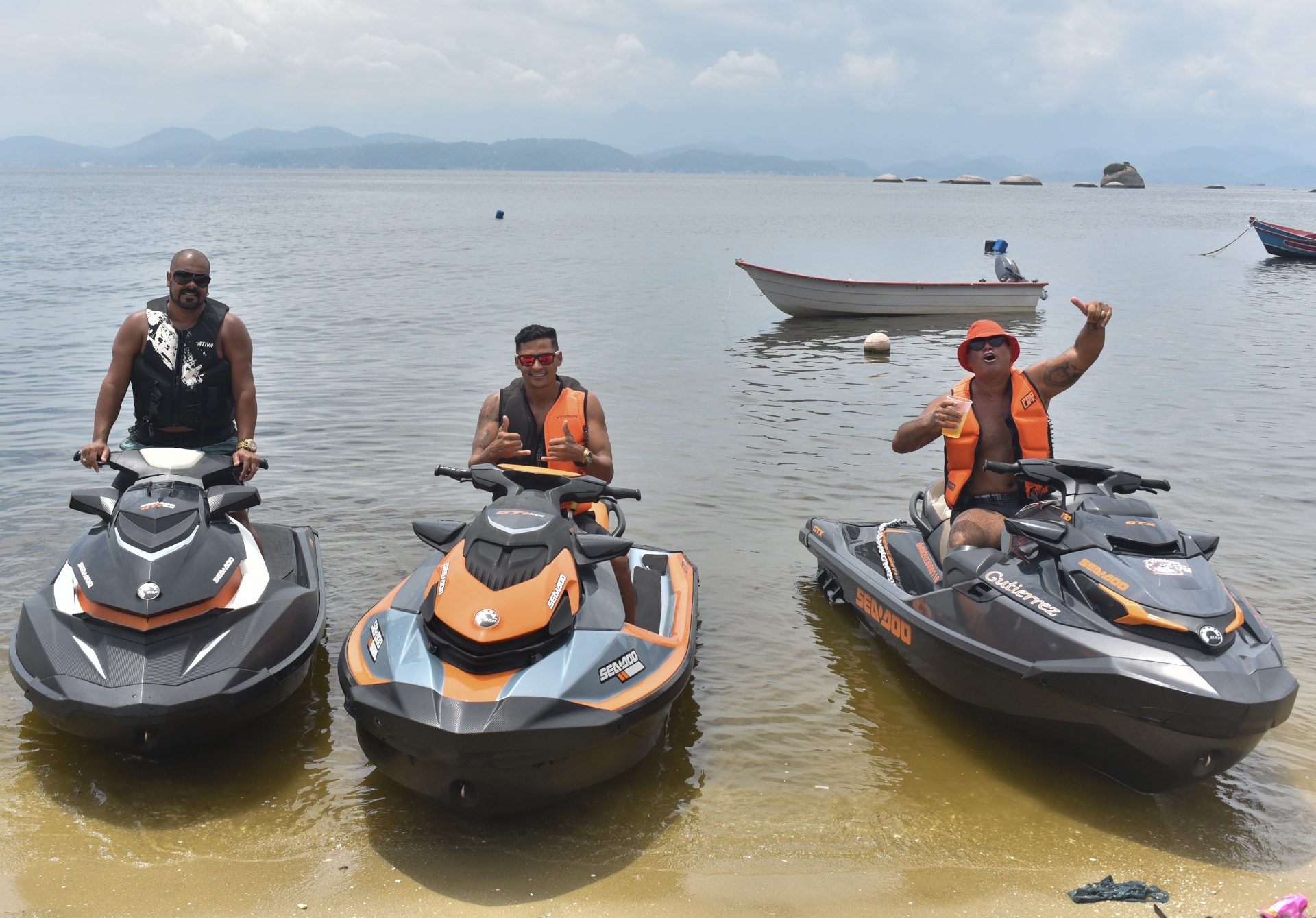 Amigos atravessam Baía de Guanabara de jet ski para curtir bloco no RJ