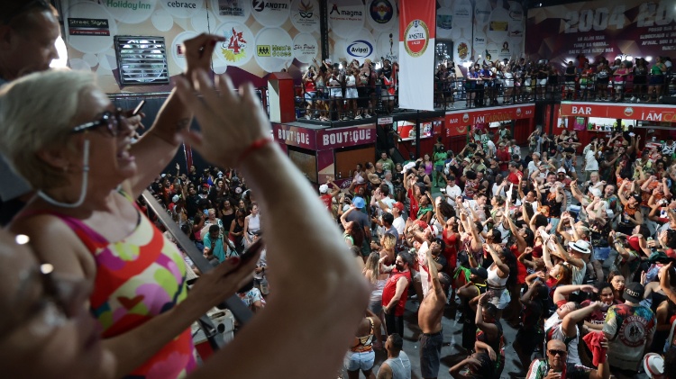 Vitória da Mocidade Alegre agita quadra da escola de samba