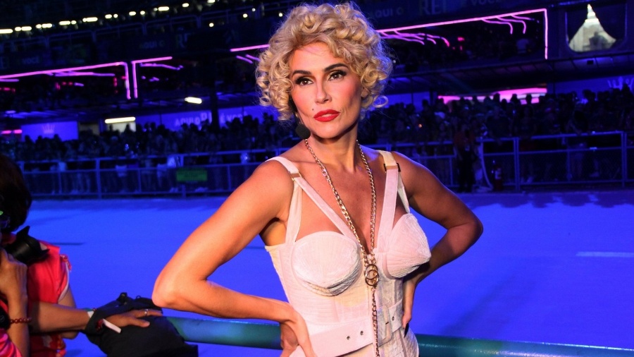 Deborah Secco se fantasiou de Madonna antes do Desfile das Campeãs do Rio